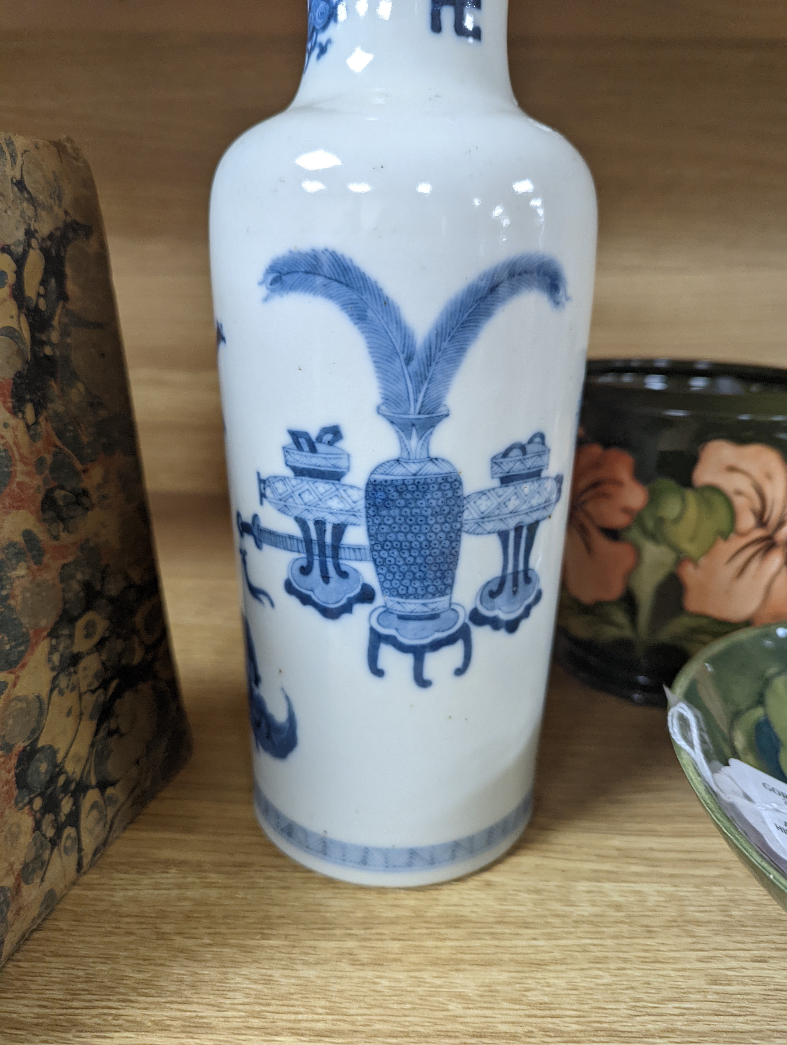 A Chinese blue and white vase 26cm